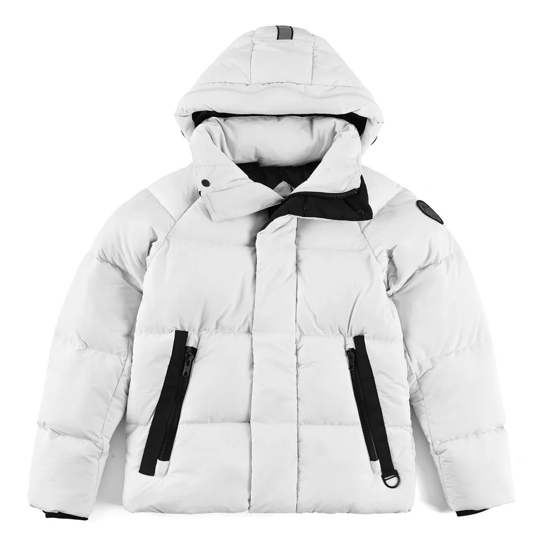P780 CANADA GOOSE/Canada Goose Junction/3M Reflective Black Label Parker/2602LB Ouyang Nana's same Junction Parker is made of CORDURA@'s super-soft EnduraLuxe fabric, which enhances the durability of easy-to-wear parts, making it lightweight and durable. 360-degree reflective strips on the collar improve visibility in low-light environments. Features a removable hood for easy transition into warmer weather. Removable premium insulated hood can be adjusted both ways Color: Black White Sizes: XS-XXL